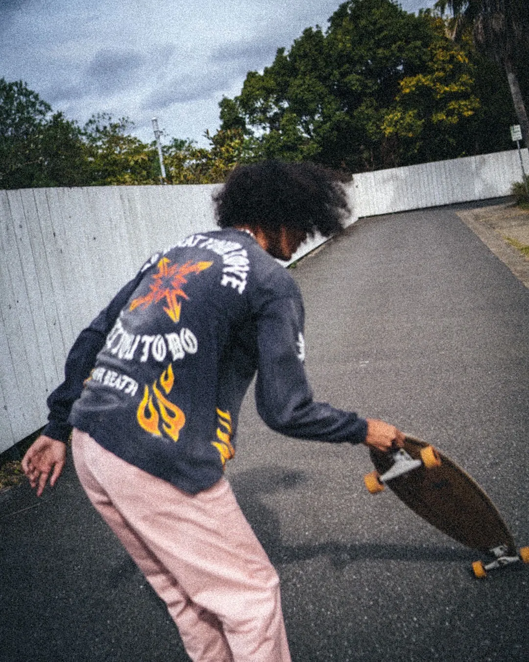 SAINT Mxxxxxx M/AFTER LS_TEE/BLACK Flame arrow Letter M retro distressed long tee Washed black S-XL Tubular fabric Assute ready-made garments dyed The whole piece is sprayed with horse-hair spray and then sprayed again to fade the color. The collar and cuffs are frayed. Many places are frayed. Extra large printing position. Very difficult to print. Complete accessories. With little angel anti-counterfeiting label.